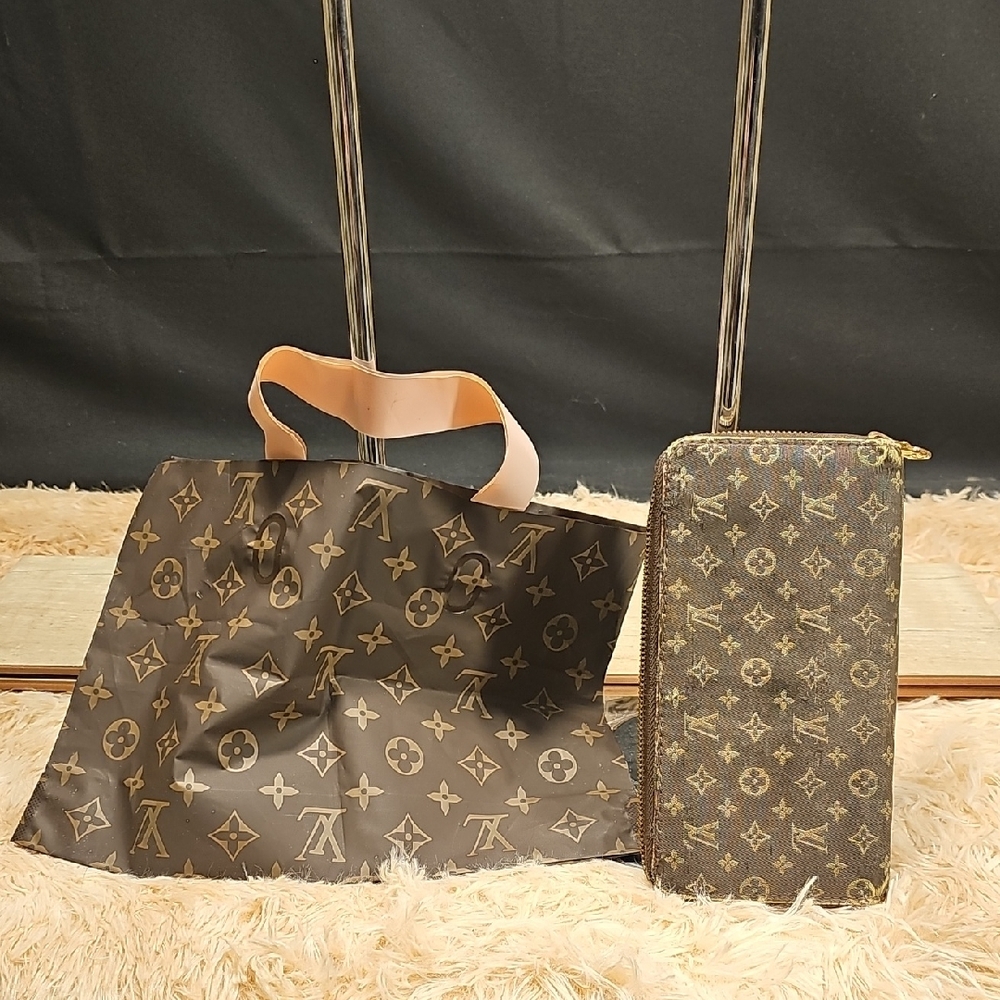 Louis Vuitton Brown and Gold Monogram Denim Wallet This Wallet Is Used - Picture 12 of 12